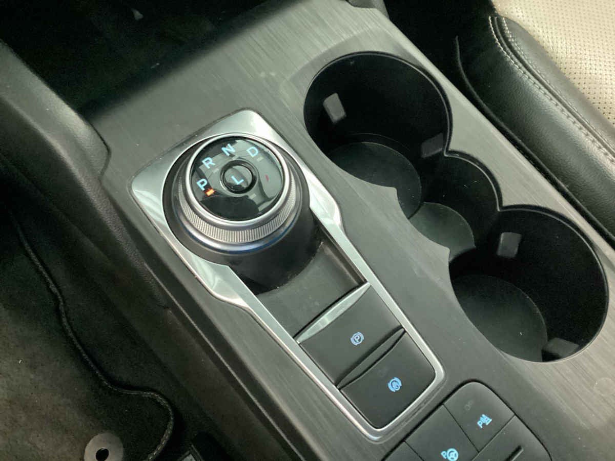 2022 Ford Escape 5p Titanium HEV L4/2.5 Aut