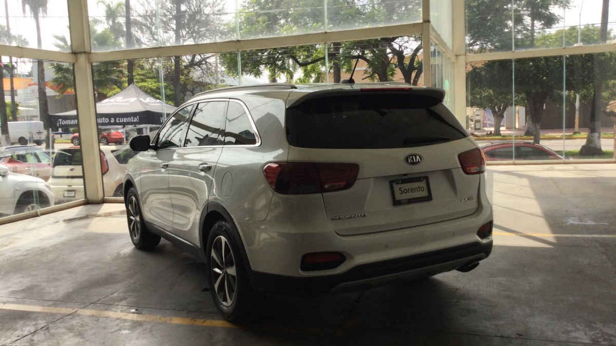 2019 Kia Sorento 5p EX  L4  TA 6Vel  Piel  7 pas.  RA-18"